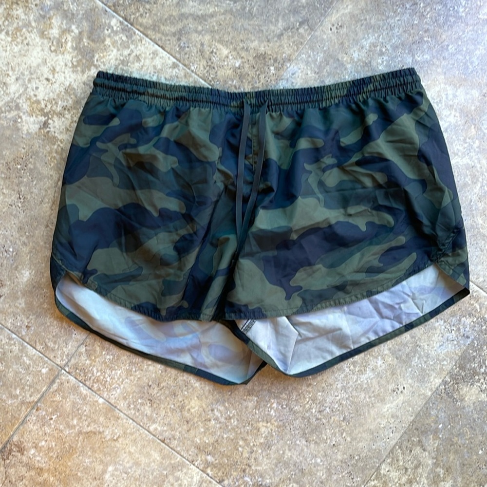 Women’s Old Navy largo green camo go dry athletic running shorts! Never worn!